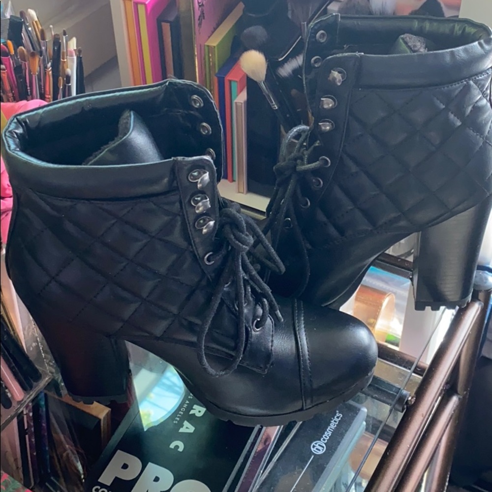 Boots - Picture 4 of 6